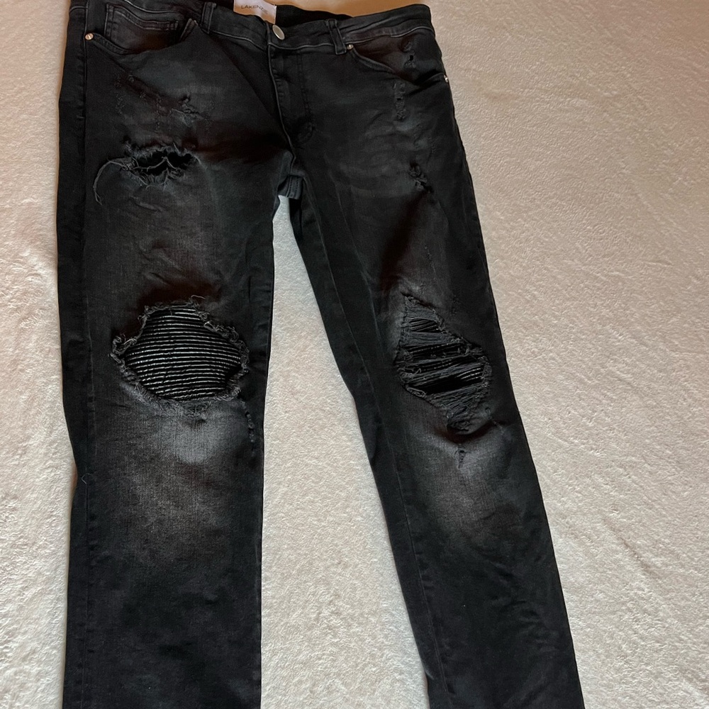 Uses Lakenzie knee patched ripped skinny jeans